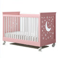 Culla rosa con decorazioni luna e stelle e ruote girevoli