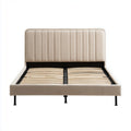 Letto matrimoniale in tessuto beige con testiera a cuciture verticali e rete a doghe